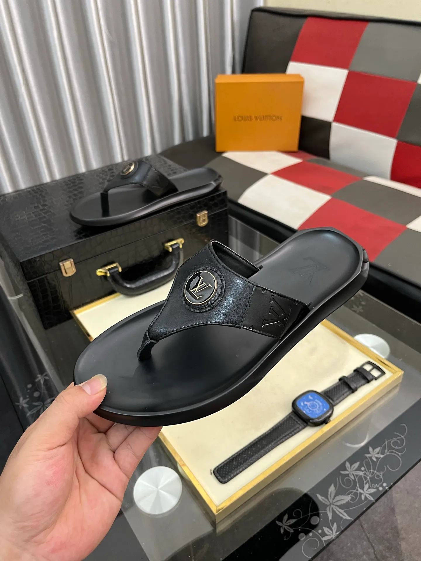 Men's shoes 💰260⌚️⌚️lv-Louis Vuitton) new men's sandals, high-end boutique, exquisite embossed logo decoration on the upper, fine workmanship, super soft soles, casual, loose and comfortable, a must-have in summer! \nsize: 38-443️⃣Colors available